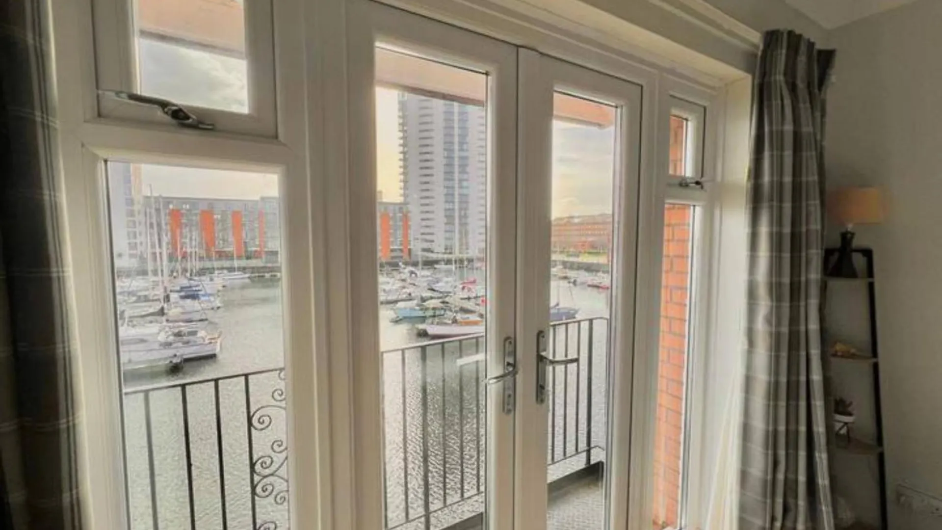 Pass The Keys Cosy Flat In Maritime Quarter Apartment Swansea United Kingdom